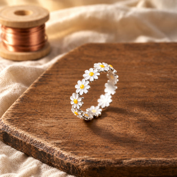 Silver Ring in the shape of a daisy